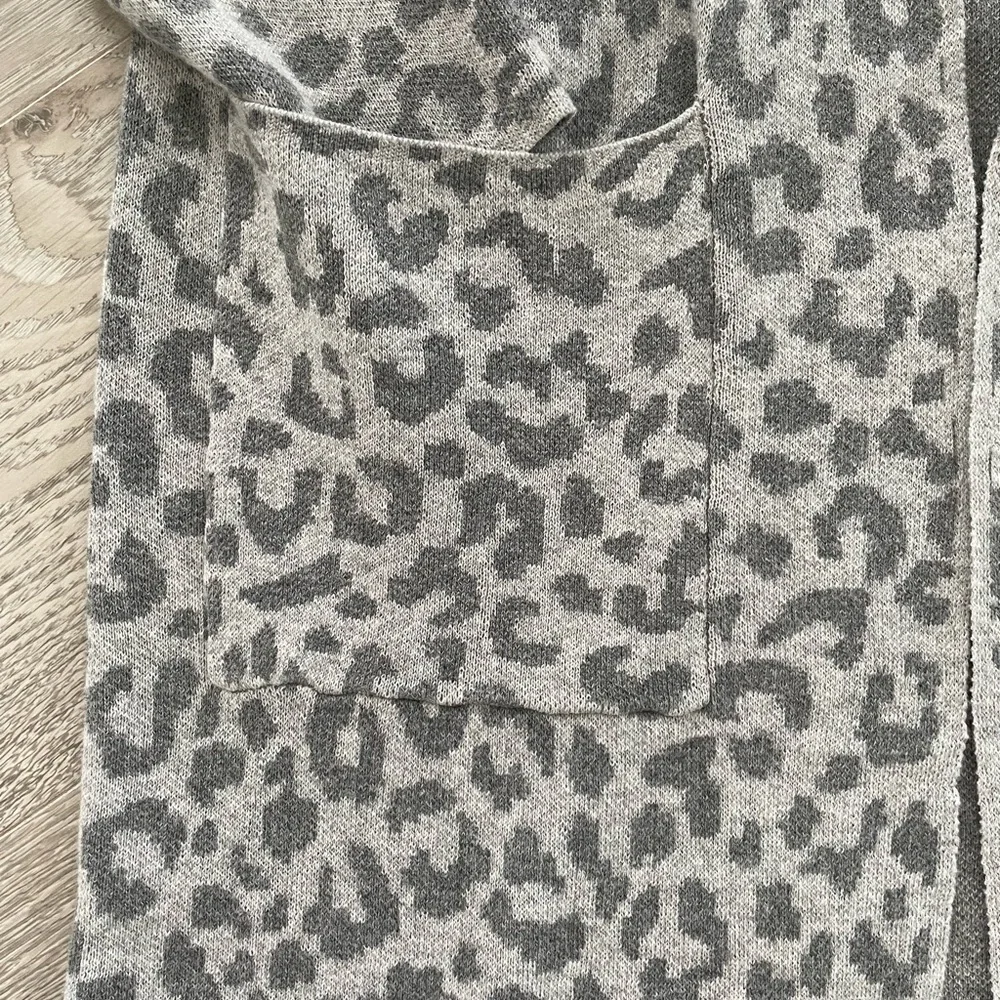 3/$50 Long leopard print cardigan with pockets! Sz xs. - Picture 2 of 4